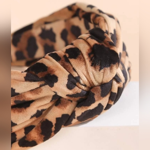 Women's headband with leopard print knot design - Picture 3 of 3